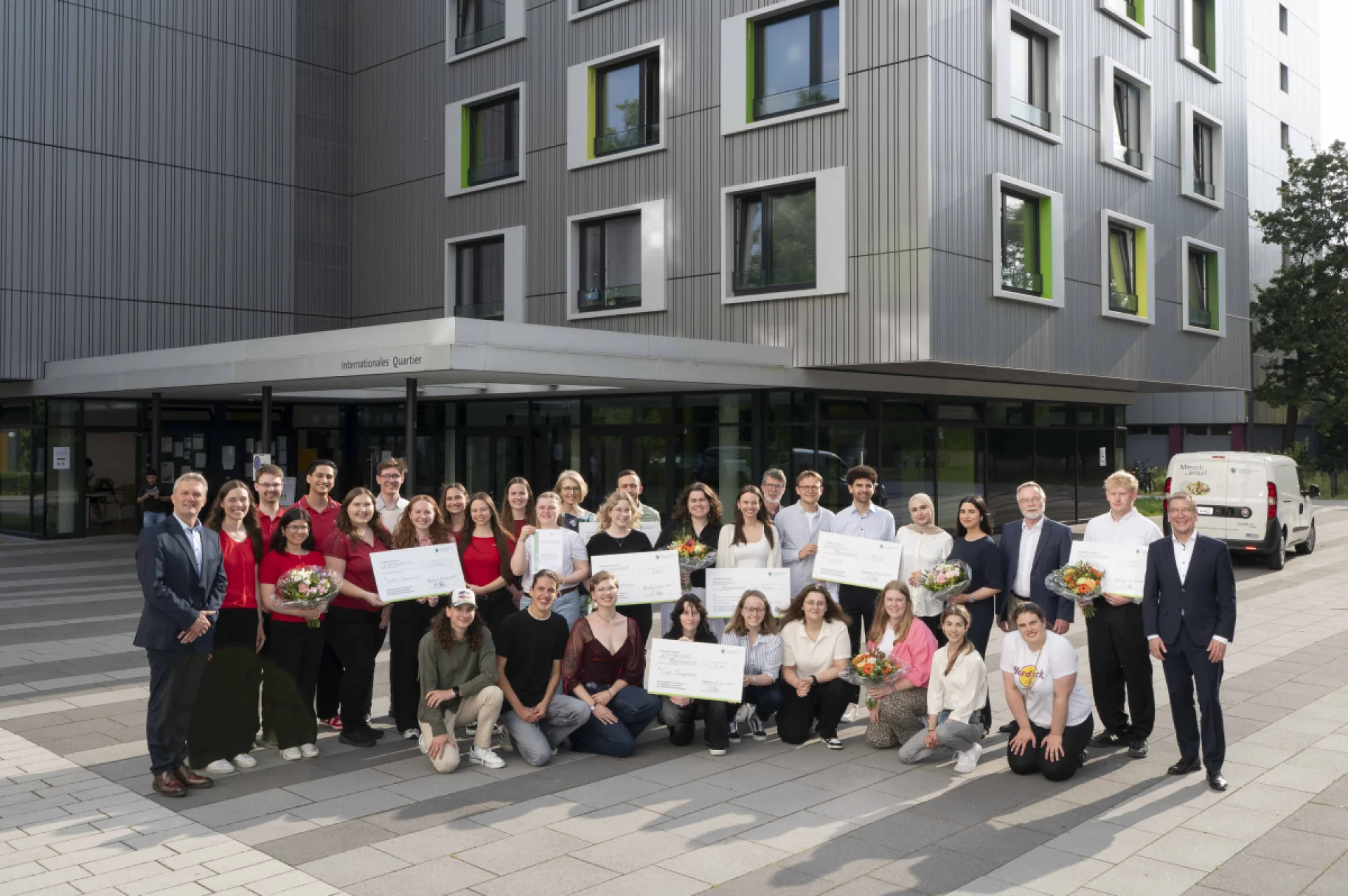 Ein Gruppenbild mit allen Preisträger*innen des Studentenwerkspreis vor dem Internationalen Quartier