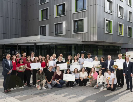 Ein Gruppenbild mit allen Preisträger*innen des Studentenwerkspreis vor dem Internationalen Quartier