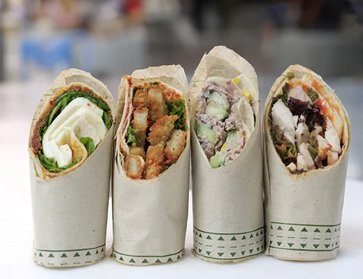 Vier halbe aufgestellte Wraps 