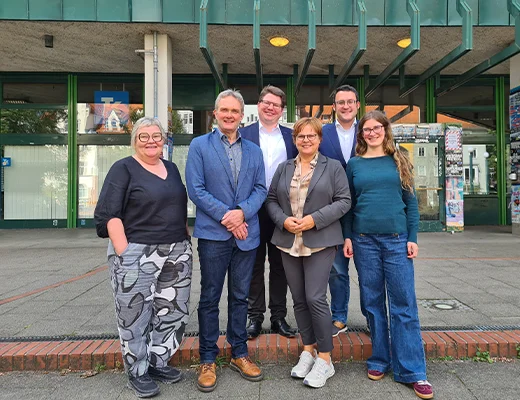 Sechs Personen vor der Hauptmensa in Hannover bei einem gemeinsamen Fototermin