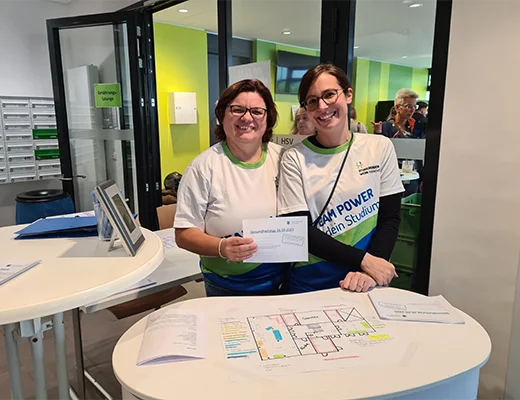Zwei Mitarbeitende des Studierendenwerks Hannover am Informationsstand beim Gesundheitstag