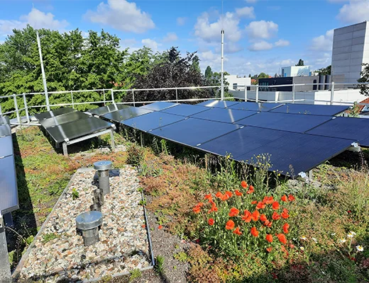 Eine Solaranlage auf einem Flachdach