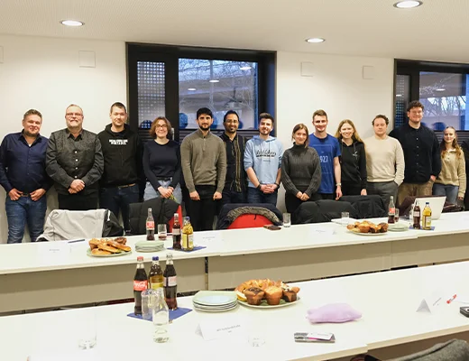 HSV beim gemeinsamen Austausch in einem Seminarraum des Studierendenwerks Hannover