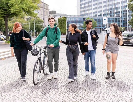 Eine Gruppe junger Menschen läuft mit dem Rad auf die Kamera zu