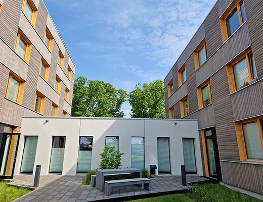 Ein Wohnheim aus Holz mit zwei Riegeln und einem Verbindungsgang