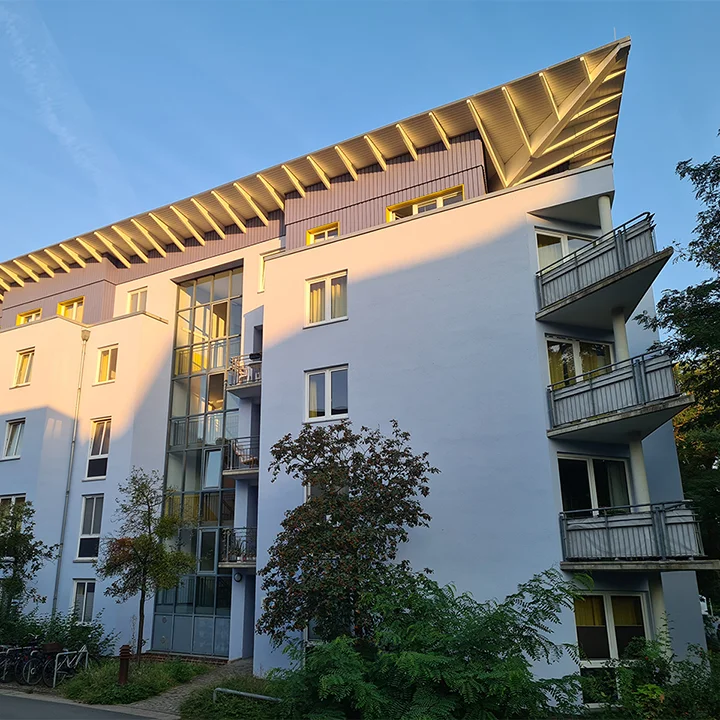 Ein Wohnheim von der Straßenecke aus fotografiert