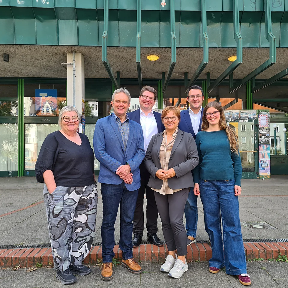 Sechs Personen vor der Hauptmensa in Hannover bei einem gemeinsamen Fototermin