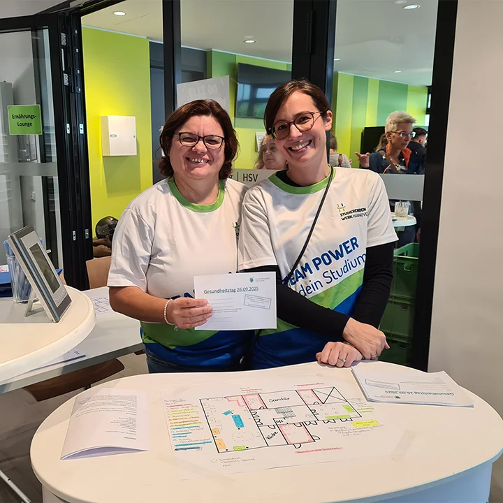 Zwei Mitarbeitende des Studierendenwerks Hannover am Informationsstand beim Gesundheitstag
