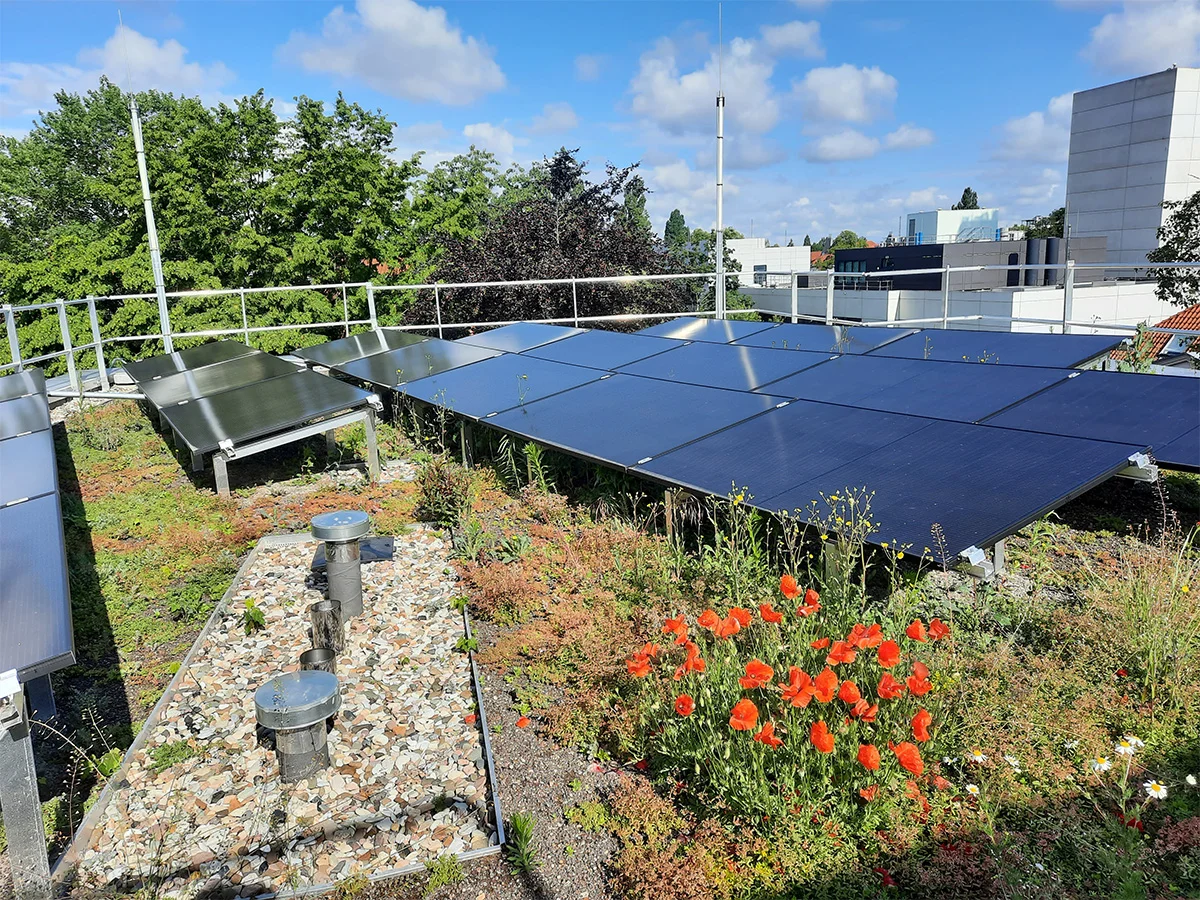 Foto einer Solaranlage auf einem Wohnheimdach